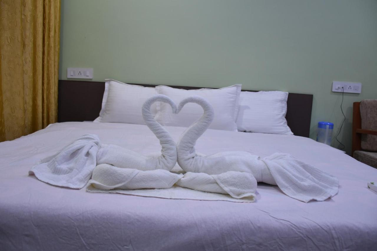 Hotel Aayes And Resort Shānti Niketan Chambre photo